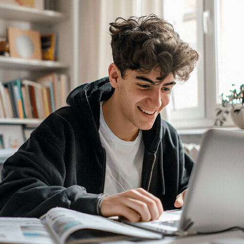 Schüler gestaltet voller Euphorie am PC eine eigene Schülerzeitung